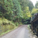 野原川観光センター - お店の裏手は山道です