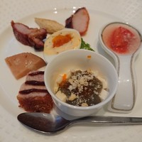 中国飯店 三田店 - 前菜、期待していた以上のバリエーションと美味しさ。