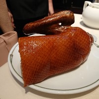中国飯店 三田店 - 北京ダックにする前、のお肉を見せてくれます。撮影様に ？