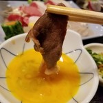 井筒亀 - 生卵をたっぷり付けて猪肉