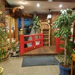 Izukame - 店内にすてきな赤い橋