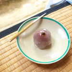 Urakuen - こしあんを、透明な片栗のゼリーで包んだ一品。上には、京都の大徳寺納豆が乗る