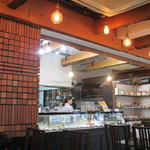 煉瓦風に演出された店内