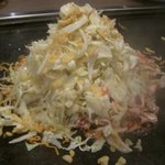 名代お好み焼太閤 - 具を混ぜ合わせて鉄板へ。。。。