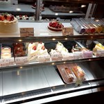 ル プランタン - ショーケースにはまだ少しケーキが残ってました