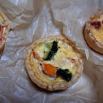 ル プランタン - キッシュ3種、右からキッシュロレーヌ、鶏肉とブロッコリーのホワイトソース、あと一つは名前忘れました^_^;