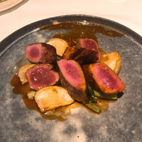レストラン アルティザン（restaurant Artisan） - ⑧マグレ鴨肉（フォアグラをとった鴨の胸肉）栗のハチミツでソテーした仔牛レバーとカブ