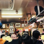 まこちゃん - ぎうぎう詰めな店内