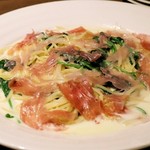 カルネ - 生ハムとほうれん草のクリームパスタ