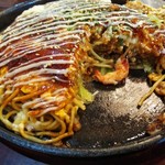 お好み焼き エビ玉 ピリ辛そば をカットするとこんな感じ(2018.11.18)