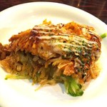 お好み焼き エビ玉 ピリ辛そば を小皿にとりわけました(2018.11.18)