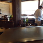 目の前で調理してくれます。