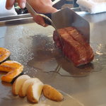 ステーキ・鉄板料理和かな - サイド面から焼き上げます。