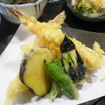 よしいけ - てんぷらは海老２匹とイカや野菜