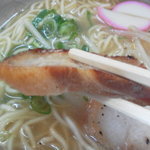 麺食堂とまと - 肉厚の香ばしい炙りチャーシュー