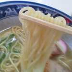 麺食堂とまと - ラーメンの麺は中細ストレート