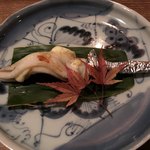 きゃっち - お通しの「笹かまぼこのチーズはさみ焼き」