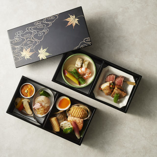 [Nijyuhashi Bento (boxed lunch)], which is filled with seasonal delicacies and has the atmosphere of the Edo period, is truly “classy”