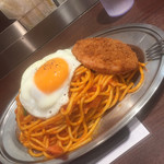 スパゲッティーのパンチョ - メガサイズハムカツ目玉焼きナポリタン（＾∇＾）