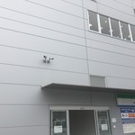 舞洲食堂 - ファミマの上。駐車場は結構ありますが、御飯時はいっぱいです。