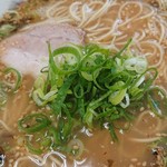 白龍ラーメン - 替え玉はネギとチャーシュー付き