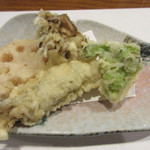 蕎麦　もり木 - 天ぷら盛り合わせ
      左下から時計回り(牡蠣、蓮根、舞茸、ロマネスク)