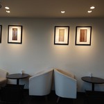 カフェ コムサ - 壁側の席