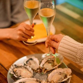 无论在家还是在工作，都可以享受牡蛎、酱汁和清酒三位一体的美味。