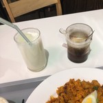 レストラン ヒマラヤ - ラッシーと辛み調味料