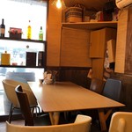 処勝手処 カイノア - テーブル席も3つある。