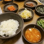 용호동낙지 - ご飯やセットの副菜