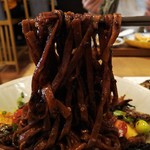 自然派中華 クイジン - 秋刀魚のスモーク､焦がし葱和えそば　麺リフト