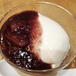 自然派中華 クイジン - きび砂糖の杏仁豆腐　梨の赤ワインソースジュレ