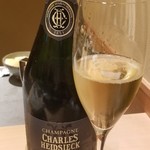 にい留 - お酒(1)シャンパーニュ:シャルル・エドシック・ブリュット・レゼルヴ
      「新留大将の欧州遠征の成功を記念して乾杯♪」