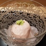 にい留 - (02)カワハギ(三重県産)昆布〆、肝ソース
      裏漉した肝ソースは釣り立ての様に全く臭みが無く、クリーミーで優しいコク、微かな苦味。
      身は1時間程度の昆布〆と絶妙な脱水、肝ソースとベストマッチ。