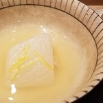 にい留 - (03)聖護院蕪(京都府産)の焚きもの
      炙った真鯛の骨から出汁を取って焚いた聖護院蕪は柔らかく優しい甘さ
      柚子の薫りも鼻腔を擽ります
      鰹出汁と昆布出汁が1対1の出汁が、胃袋に優しく滲み込みます