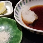 にい留 - 薬味は塩(沖縄の塩)とレモンと天つゆ。
      にい留さんは2種類のつゆの作り方をされていて、それらをブレンドされているそうです。
      天つゆと大根おろしだけでもお酒が進みます。(笑)