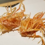 にい留 - (05)車海老の脚×2
      産卵期は初夏～初秋、旬は初夏～初秋。
      非常に美しく揚げられた車海老の脚。
      そのままで頂くとパリッとして思わず目を見開いてしまう！
      にい留さんに三度戻ってきた喜びに震えます。