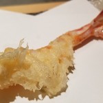 にい留 - 06)車海老(1本)
      先ずは1本目、焔が立つが如く躍動感のある衣、何も付けずそのままで。
      舌に乗せると衣が雪のように溶けます！
      車海老はレアな仕上がりで甘さが鮮烈！