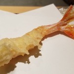 にい留 - (07)車海老(2本目)
      2本目は、衣の立ち上がりは穏やかで、車海老のレアな瑞々しさが更に印象深い
      ガスの火と油の温度を細やかに調節されているので、同じ車海老でも味わいの変化をつけられているのが凄い！