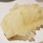 にい留 - (08)剣先烏賊
      良く似ている槍烏賊よりも胴が太く、身の甘みも強め。
      表と裏に繊細な包丁、極上の柔らかさと旨みと甘み、そしてしっとりとした揚げ感。
      もうメロメロです。( 〃▽〃)