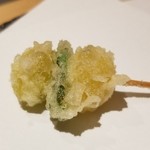 にい留 - (09)銀杏と絹鞘
      銀杏はモチモチとして柔らかく柔らかな甘さ、絹鞘はサクサクとして軽めの甘さ。
      食感のコントラストを楽しむ一品ですね。