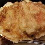 にい留 - (14)香箱蟹(福井県越前産)
      月初に解禁された香箱蟹、浜茹されたものでもその日のラスト近くの濃い出汁で茹でた香箱蟹を仕入れるのだそう。
      揚げた直後、旨み成分が焦げて表面に付着して芳ばしい。