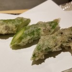 にい留 - (15)アスパラガス(長崎県壱岐産)
      今宵もアスパラの妖精と共に降臨。(笑)
      穂先側はレアな火入れでシャキシャキとした食感と甘さを両立した仕上がり。
      根元側は、別次元の甘さで、感嘆する美味しさ。