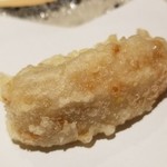 にい留 - (17)海老芋
      まず最初にほのかな柚子の薫り。
      薄味で焚いた後、2日間漬け込まれた海老芋は軟らかくて、とろける。
      天風らとして形はありますが、歯触りは固形物とは思えません。(>_<")