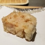 にい留 - (18)蓮根(愛知県産)
      厚めに切った皮付き蓮根を長めに揚げ、中まで火を通して旨みと甘みを引き出してあります。
      食感はシャキシャキとして海老芋のとろける様とのコントラストが明確で面白いです。