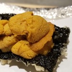 にい留 - (19)海苔の北紫雲丹(青森県産)載せ
      海苔をパリッと揚げて、北紫雲丹をどっさり載せています
      濃過ぎないけれどはっきりとした甘みが拡がります。
      「むふ~っ。」、ついつい鼻息が荒くなる美味しさ。(笑)