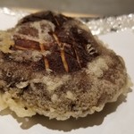 にい留 - (20)原木椎茸(愛知県産)
      椎茸はどこの天麩羅屋でもありますが、こちらの椎茸はモチモチとして別次元。
      椎茸にだけある旨みの成分の美味しさが際立ちます
      オーソドックスなものを頂くとその凄さを実感します