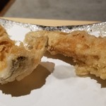 にい留 - (22)真穴子(長崎県対馬産)
      箸で「バリッ」と中央で真っ二つにしてから提供
      その刹那、湯気が立ち昇り、劇画的な仕事人の気配を感じます
      尻尾は塩で、お腹は天つゆで
      秋の真穴子は脂がのり、絶品です