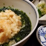 にい留 - (23)天茶
      小柱とよし海老かき揚げの天茶漬け。
      旨みがぎゅっと濃縮されたかき揚げもお茶漬けになるとサラサラと胃袋に収納されてしまうのが不思議。(笑)
      5時間の宴の余韻と共に頂きます。